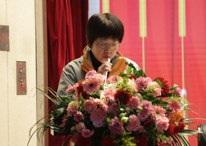 州LD.COM实业集团第一届党委班子选举大会---资格审查委员会委员赵静同志宣读选举说明